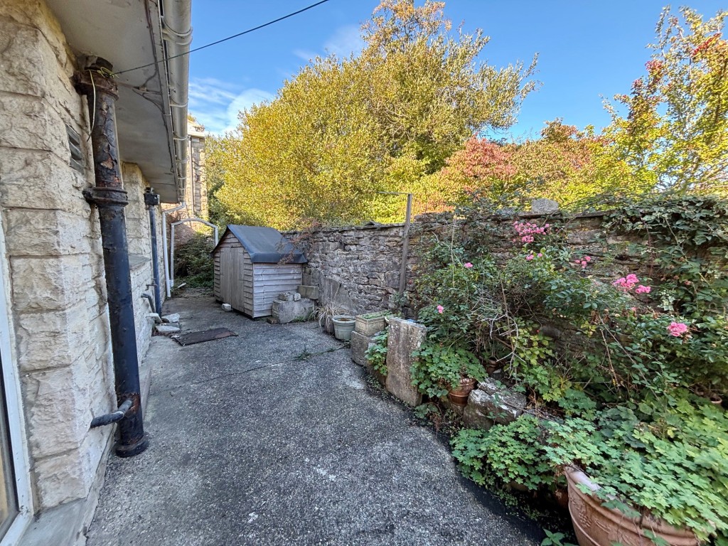 Lot: 134 - DETACHED BUNGALOW - Rear courtyard garden